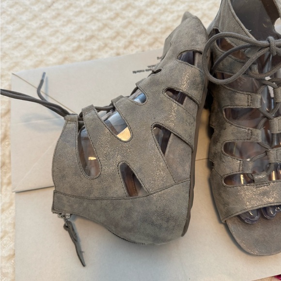 Earthies Silver/Gray gladiator Sandals. Worn one time. Very comfortable. Size 8. - Picture 4 of 5